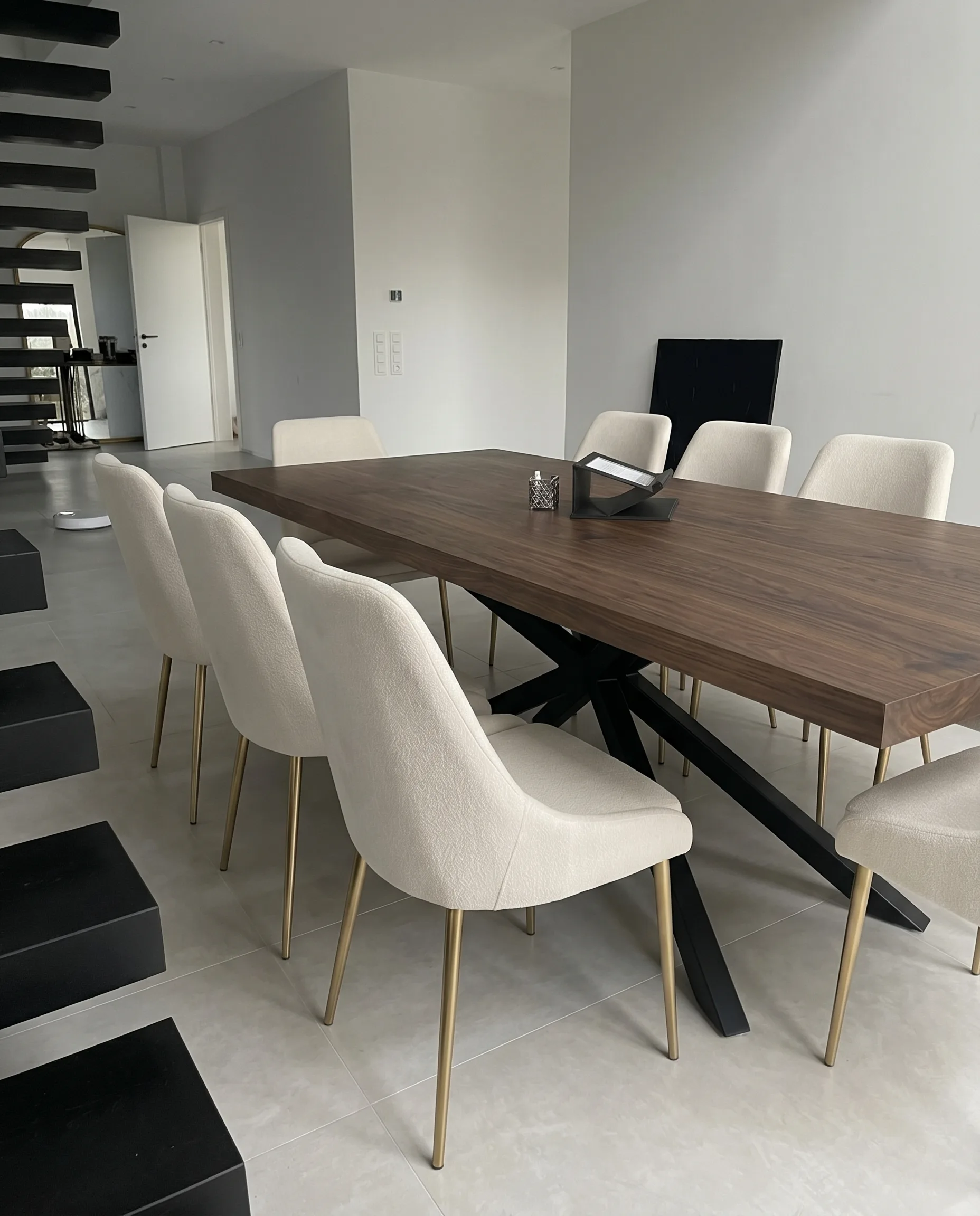 Comedor cálido moderno