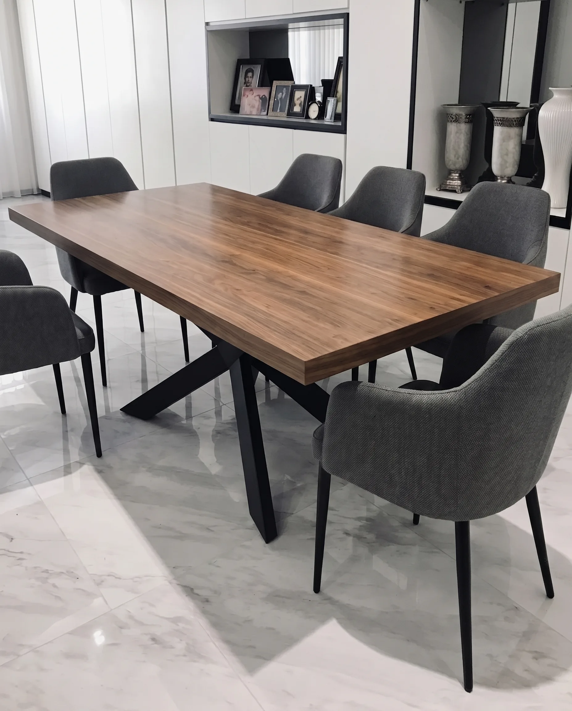 Comedor sobrio con nogal